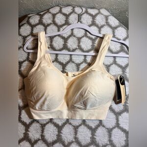 TrueKind NWT Daily Comfort Wireless Shaper Bra Cream XL